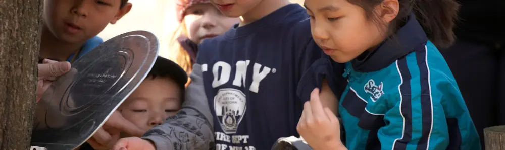 한 무리의 아이들이 단풍나무 시럽을 짜기 위한 양동이를 보려고 모였습니다.