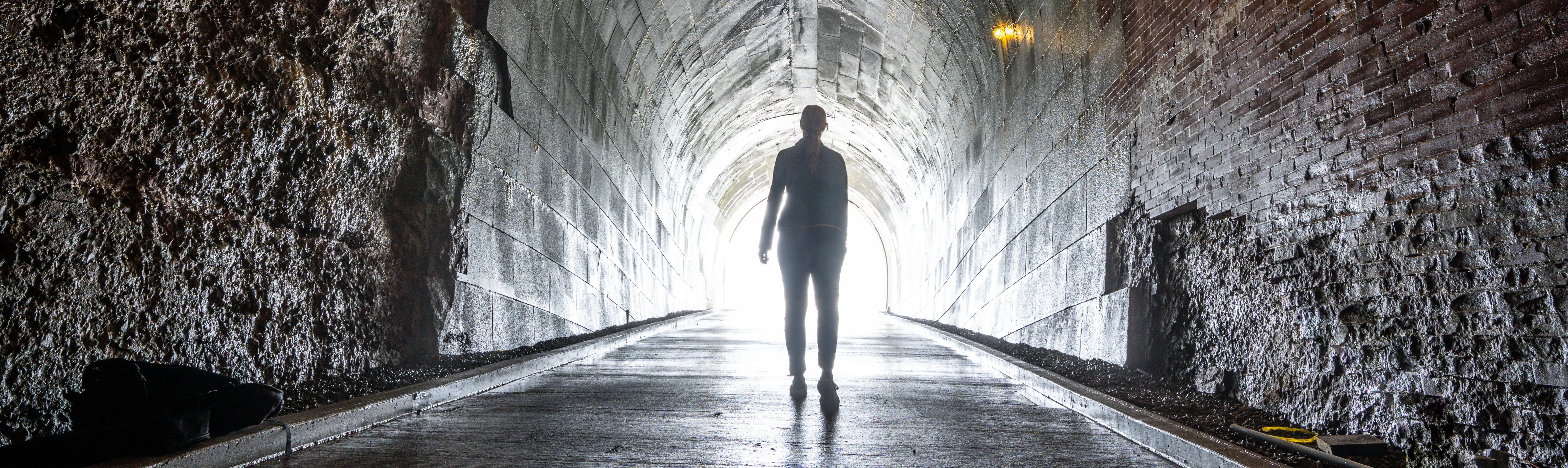 Una persona caminando en un túnel
