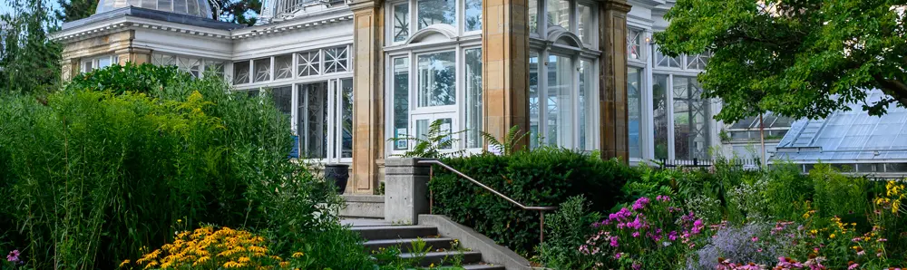 Vorderer Weg und Eingang zum Allan Gardens Conservatory in Toronto.