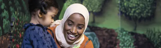 女性におもちゃを見せる子供