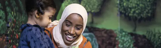 여자에게 장난감을 보여주는 아이