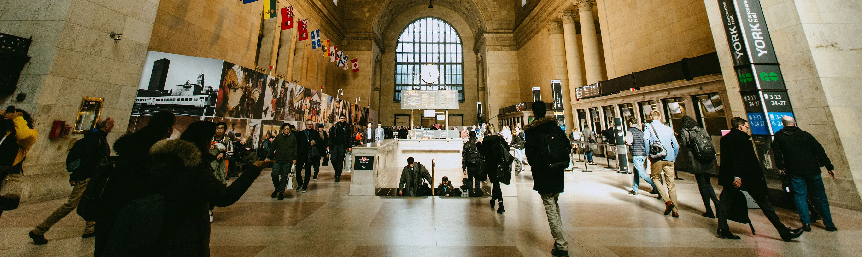 大広間を歩く通勤者たち。