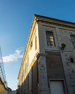 El sol brilla en un edificio dentro de los muros de la prisión