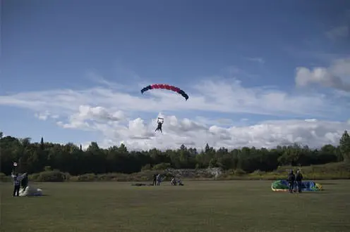 Parachutiste dans un terrain gazonné