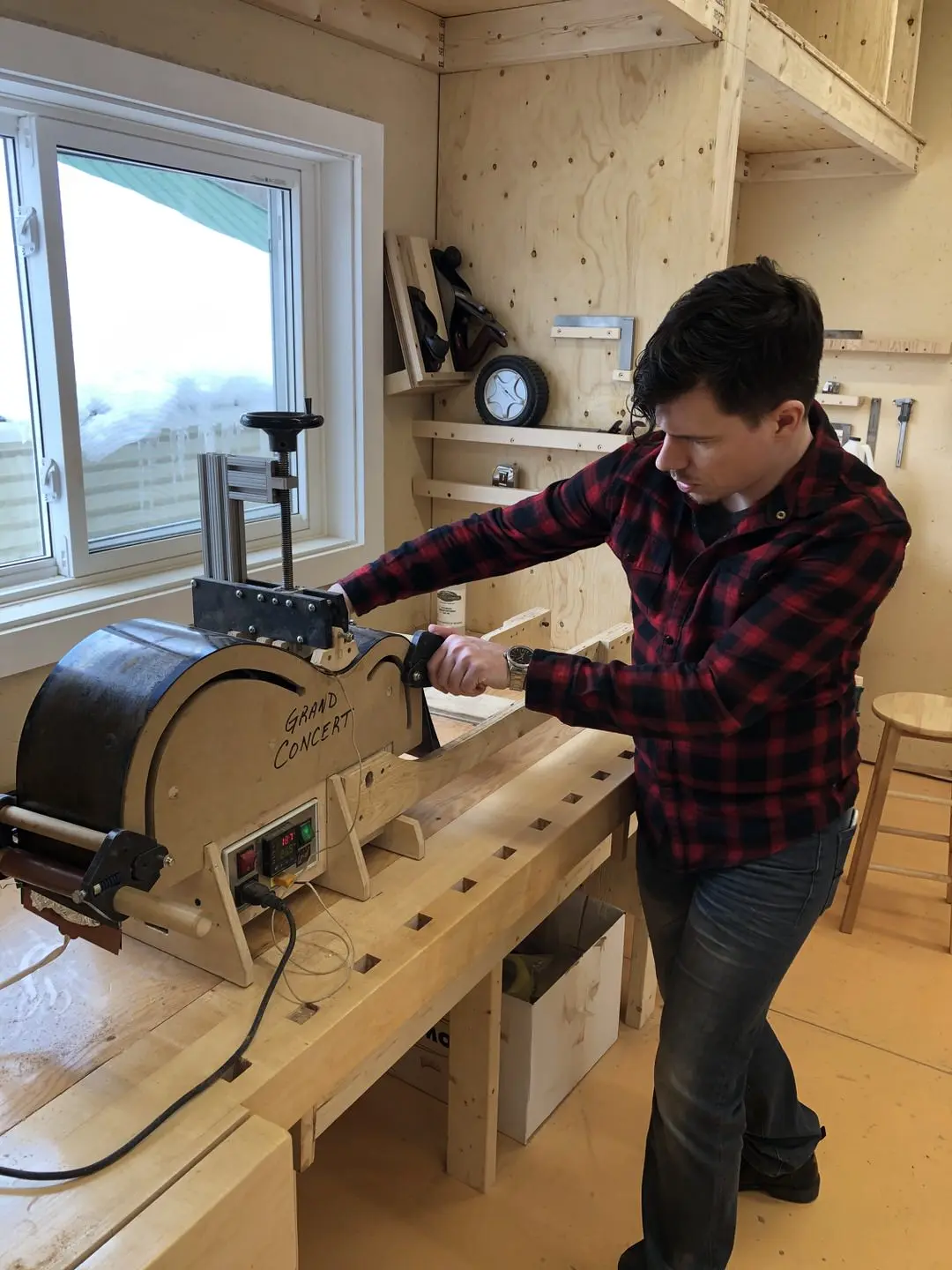 Un homme fabriquant à la main une guitare acoustique