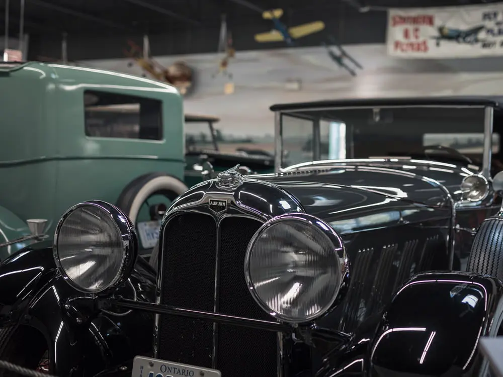 Voiture ancienne exposée dans la salle d'exposition du Musée des transports