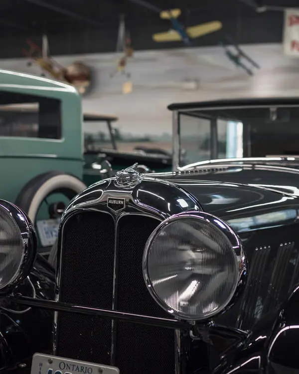 Oldtimer im Ausstellungsraum des Verkehrsmuseums ausgestellt