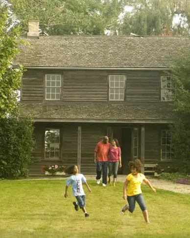 역사적인 건물 앞에서 노는 두 명의 성인과 두 명의 어린이