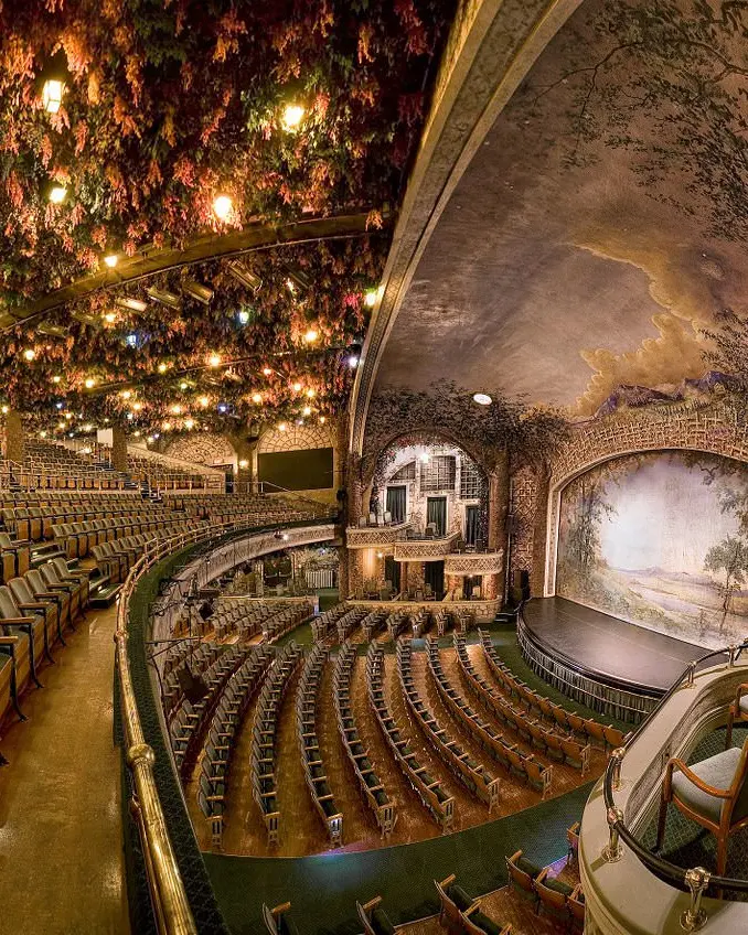 劇場、座席、舞台のインテリア