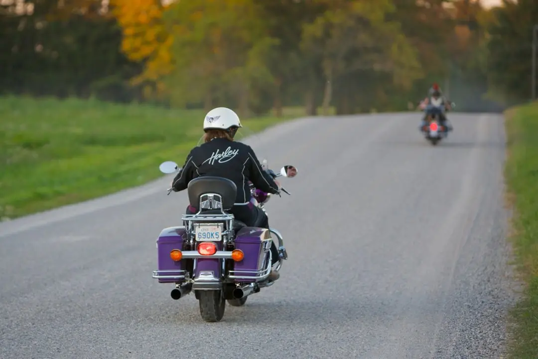 Zwei Motorradfahrer fahren auf offener Straße