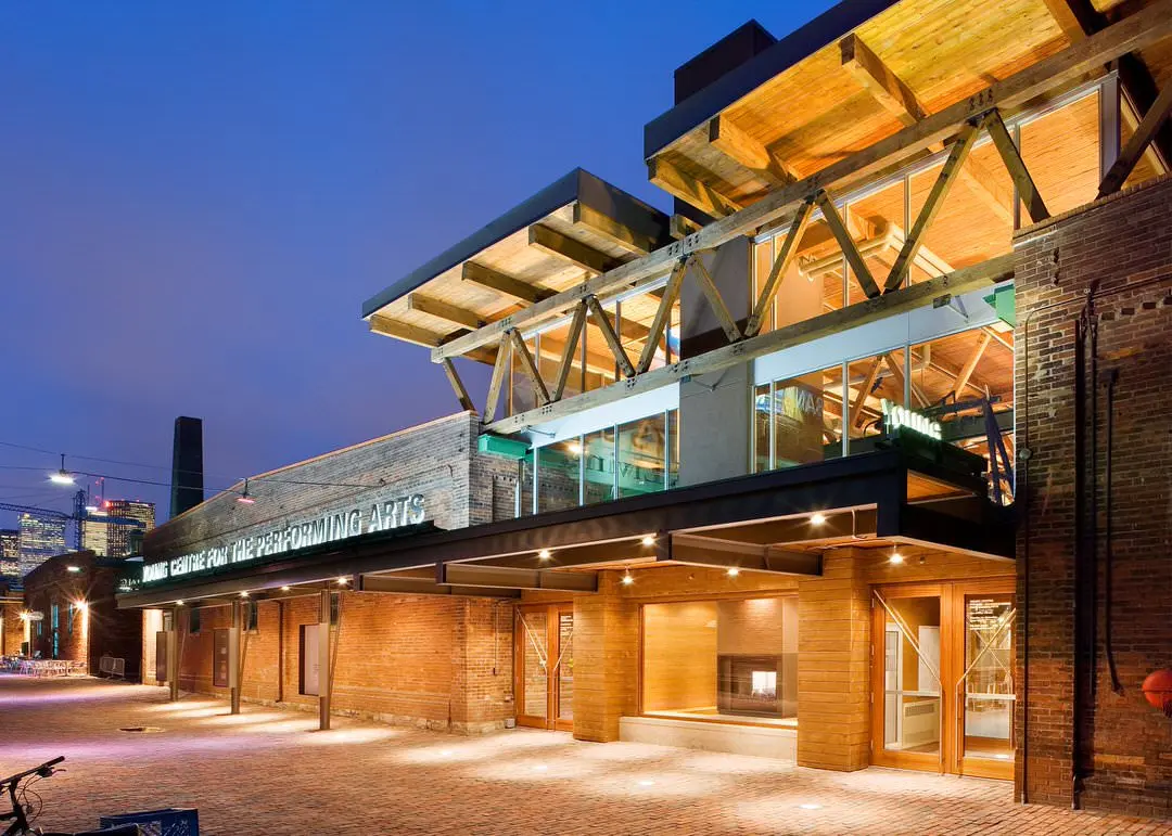 Vista exterior del Centro Joven de las Artes Escénicas