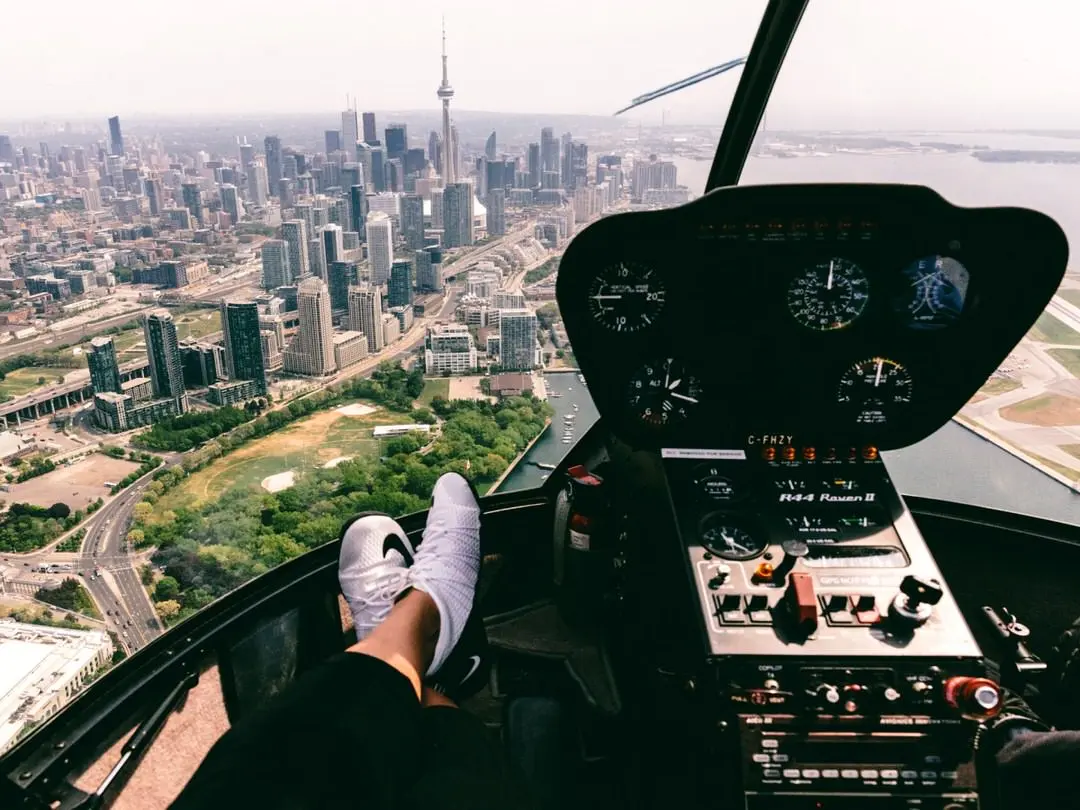 Blick auf die Skyline von Toronto aus dem Cockpit eines Hubschraubers.