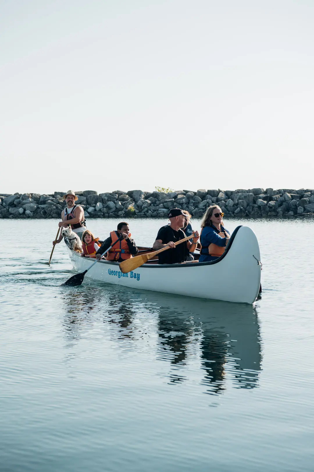 Un groupe de personnes dans un canot
