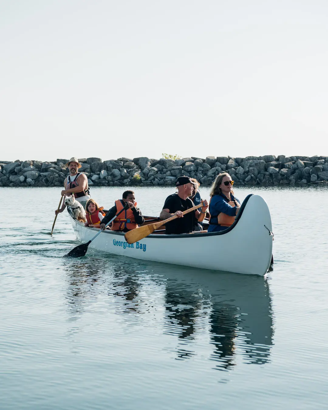 Un groupe de personnes dans un canot