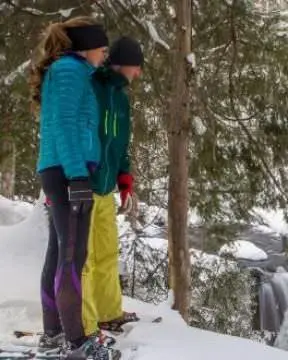 Un par de raquetas de nieve y mirando hacia el suelo