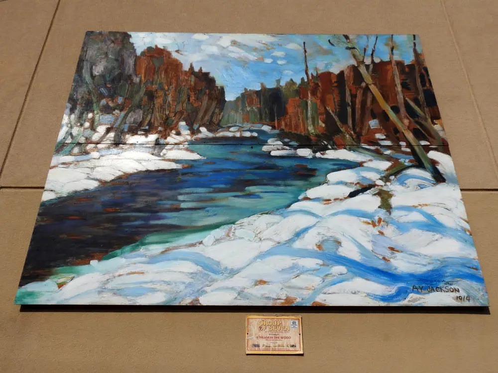 Grande fresque du Groupe des Sept affichée sur le mur d'un immeuble