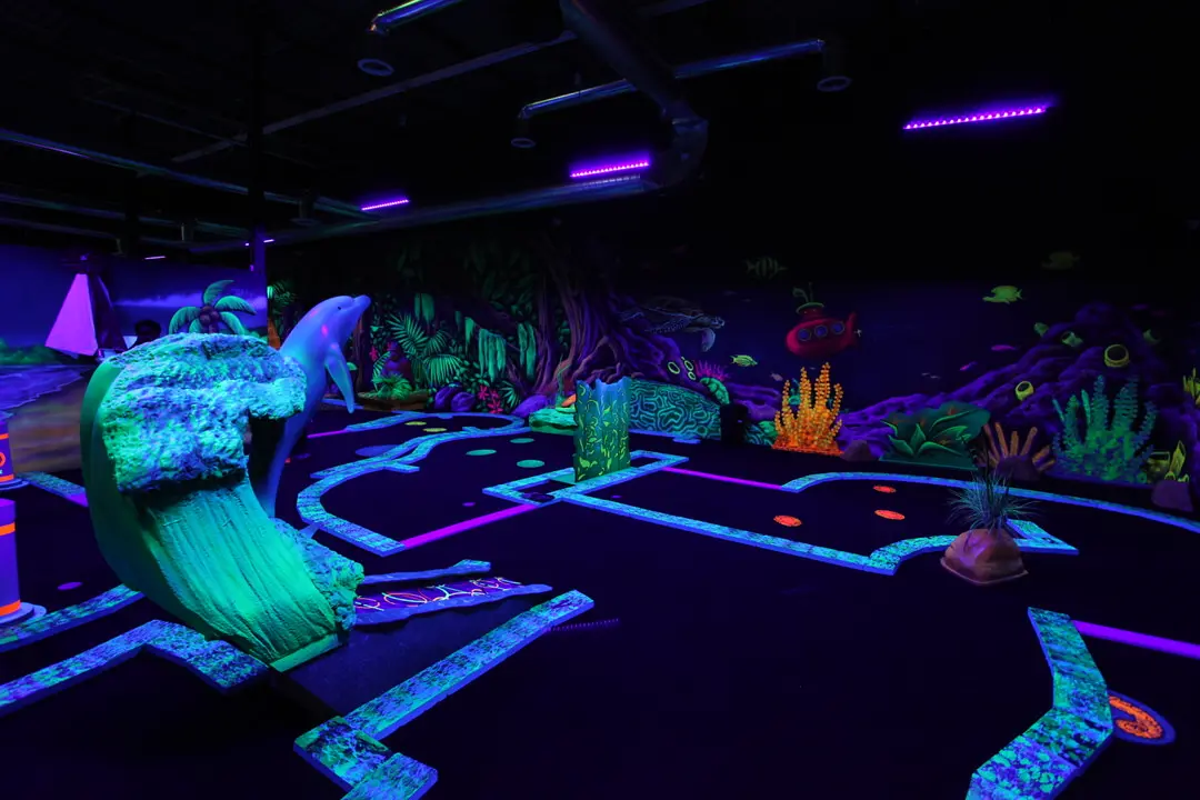 어둠 속에서 빛나는 미니 퍼트 코스