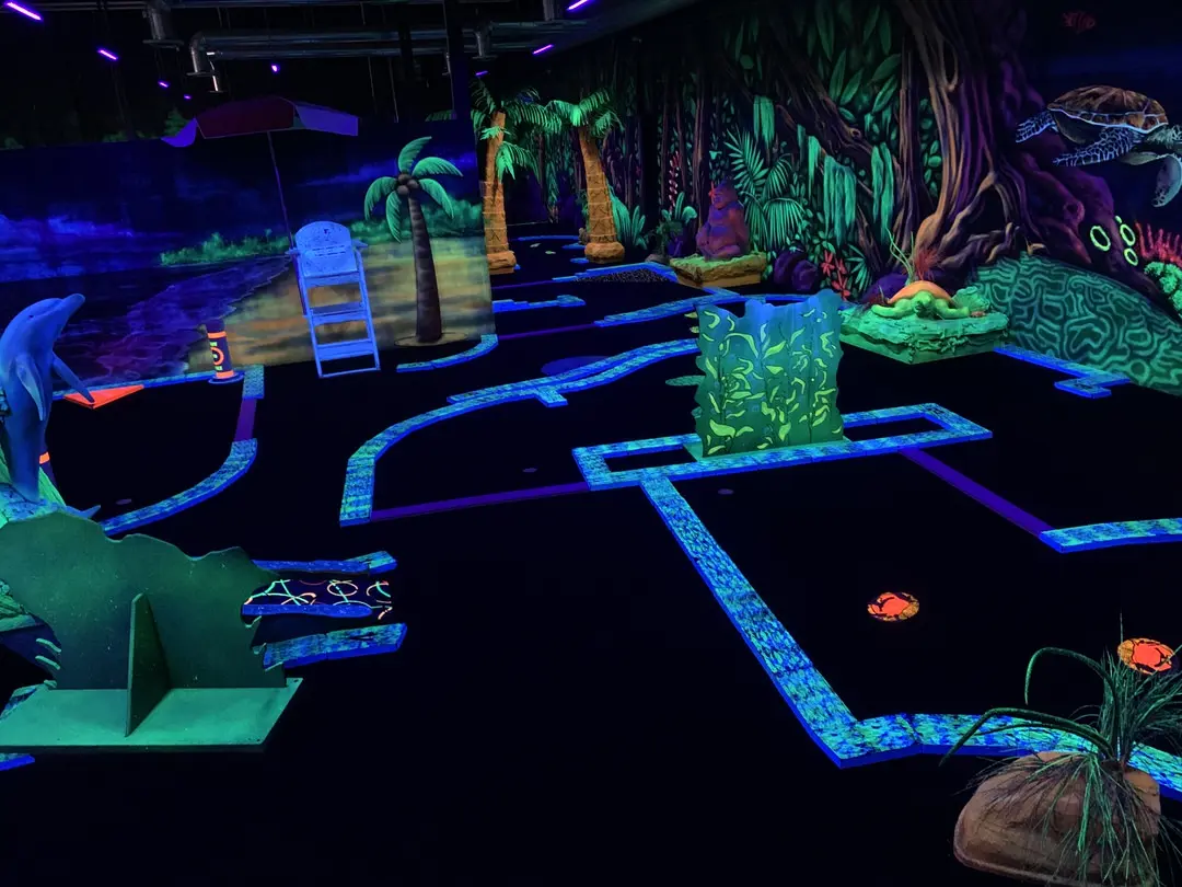 어둠 속에서 빛나는 미니 퍼트 코스