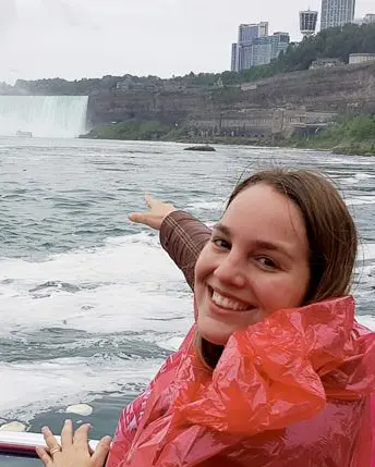 ナイアガラの滝の風景を指すボートに乗った少女