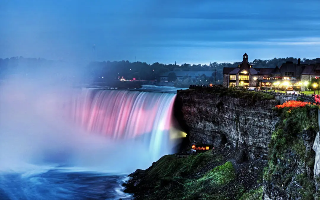 Las Cataratas del Niágara iluminadas en una noche tranquila