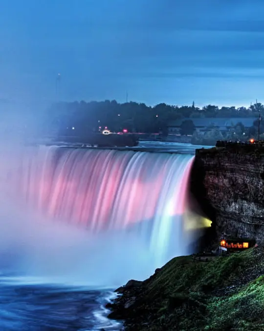 Les chutes Niagara éclairées durant une soirée paisible