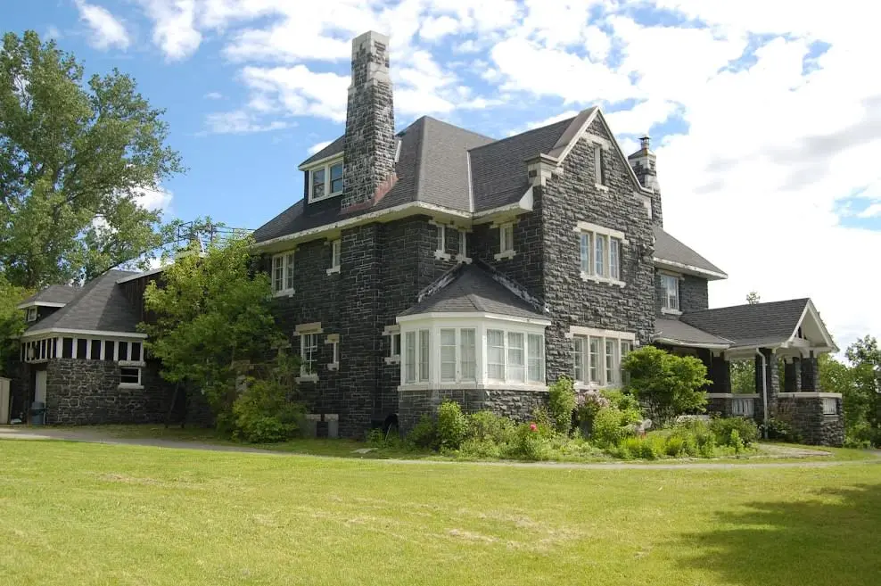 Extérieur de la Galerie d'art de Sudbury par une journée ensoleillée