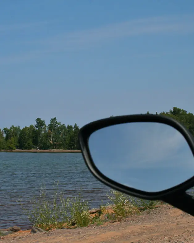 Vue sur les rives du lac Supérieur depuis une moto