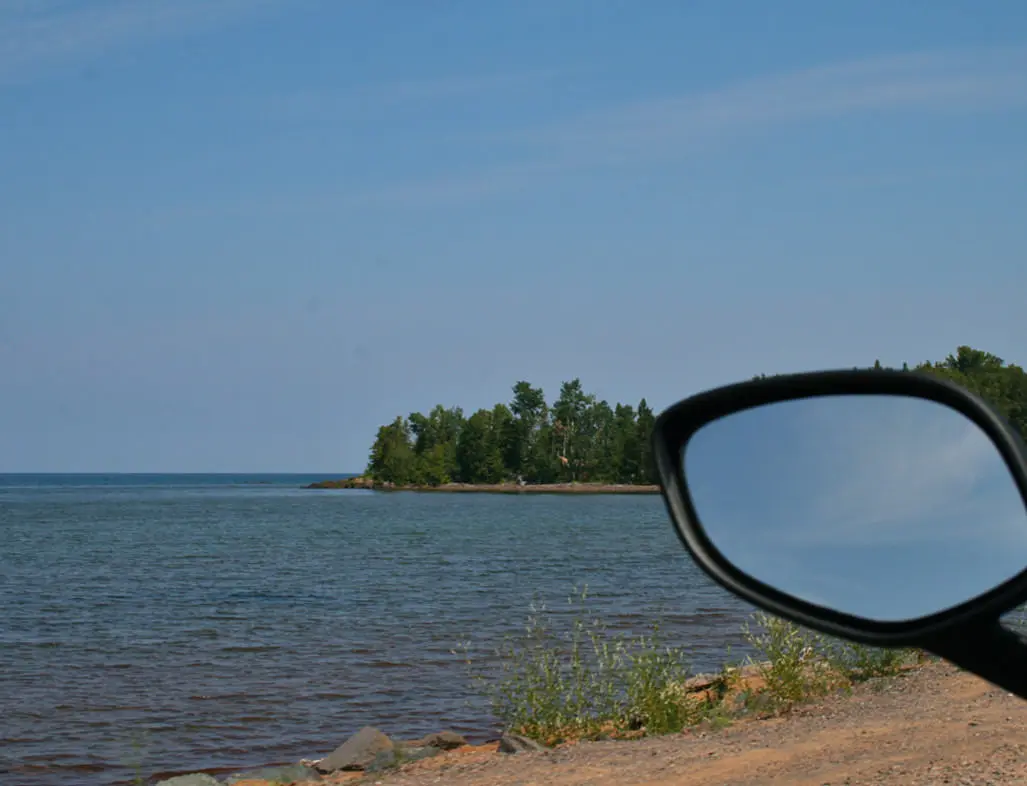 Blick auf die Küste des Lake Superior von einem Motorrad aus