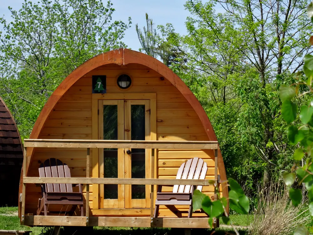 ドーム屋根の小さな木製のグランピングキャビン