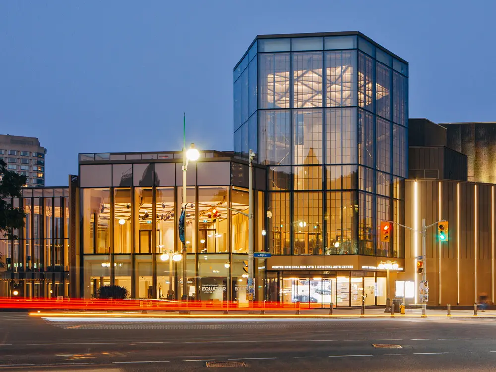 Le Centre national des Arts à Ottawa illuminé la nuit.