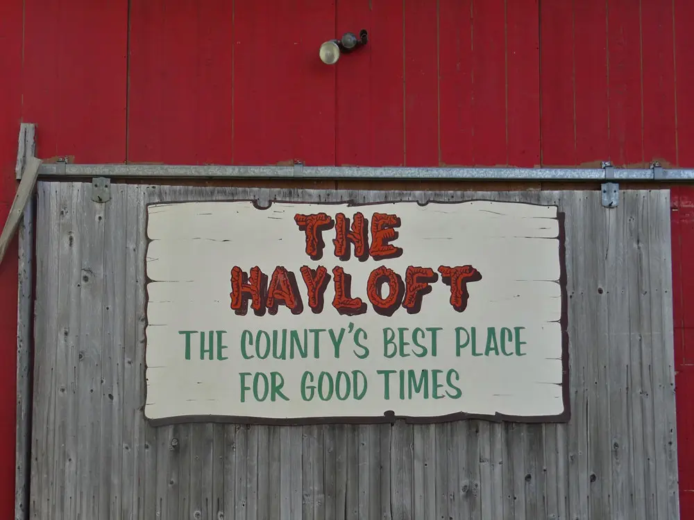 Signe vintage sur le côté d'une grange rustique