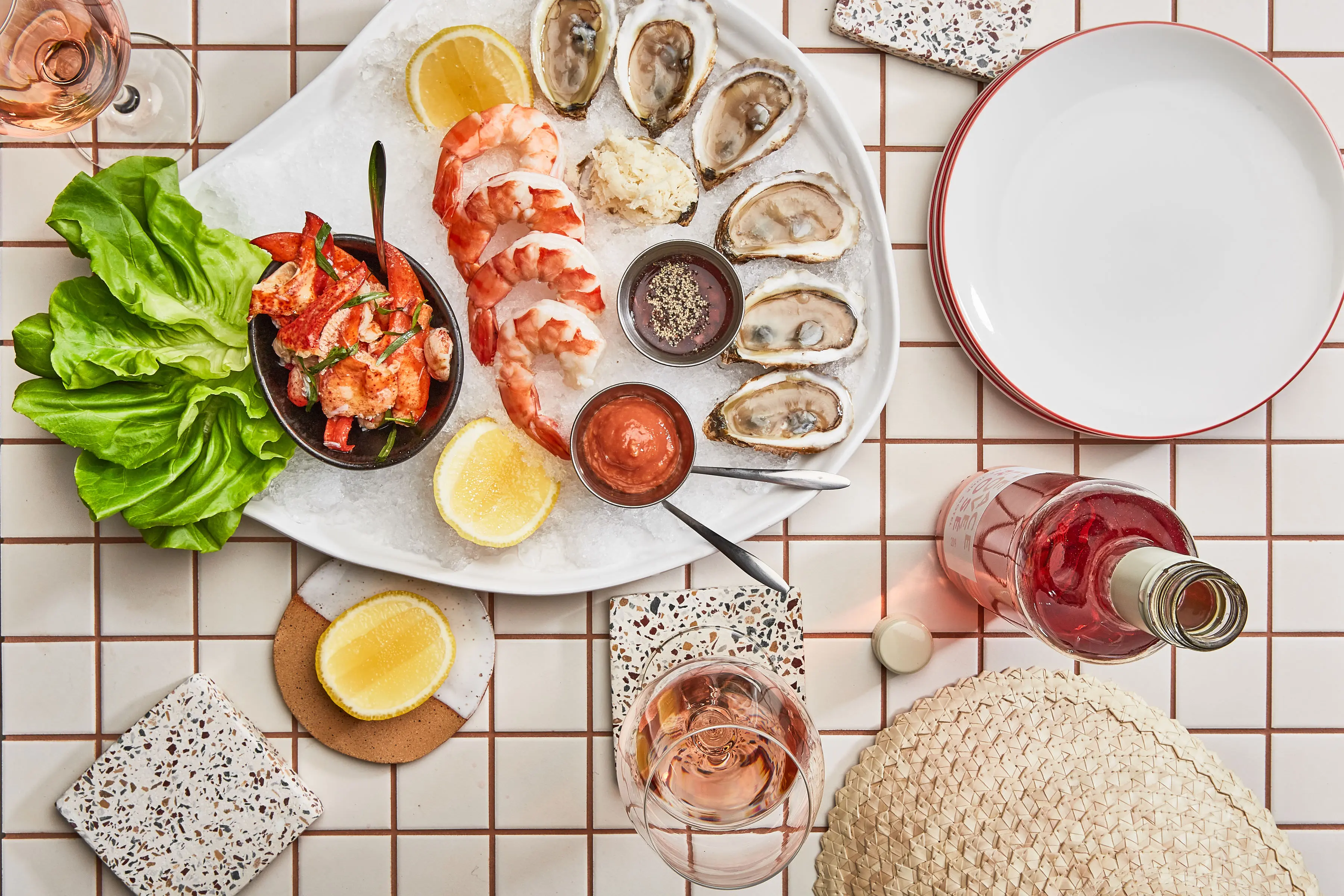 Gros plan de fruits de mer sur une assiette blanche