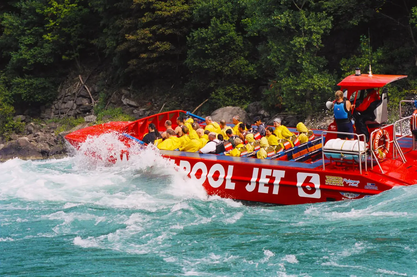 Un jet boat dans des eaux agitées naviguant dans une gorge