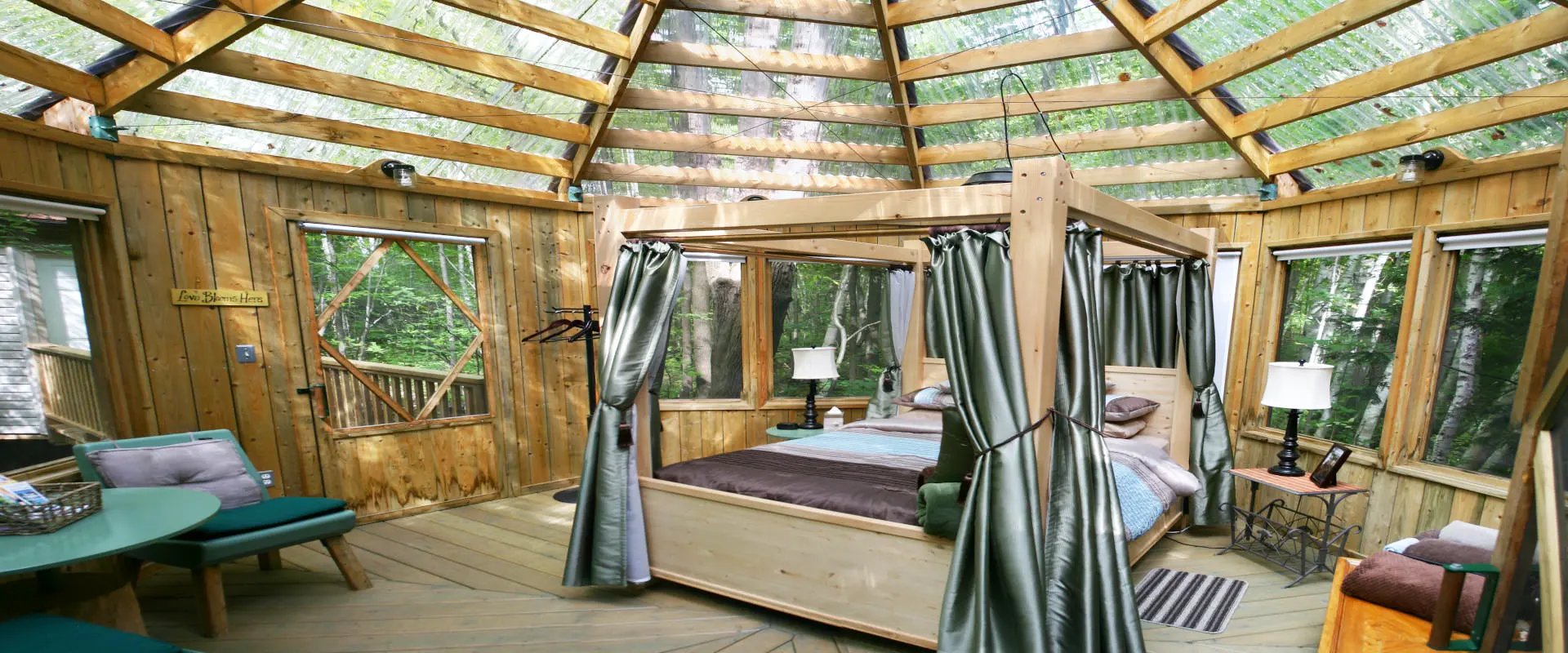 L’intérieur d’une suite de glamping