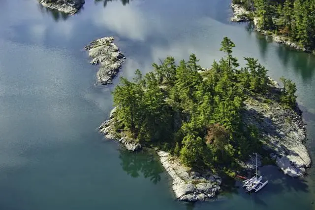Vista aérea de una pequeña isla rocosa en un lago.