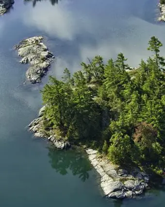 호수 속 작은 바위섬의 공중 사진
