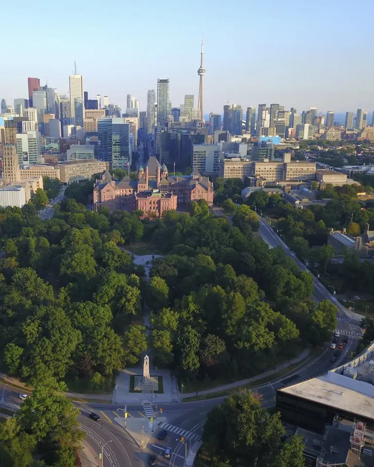 トロントの高層ビルと緑地の鳥瞰図