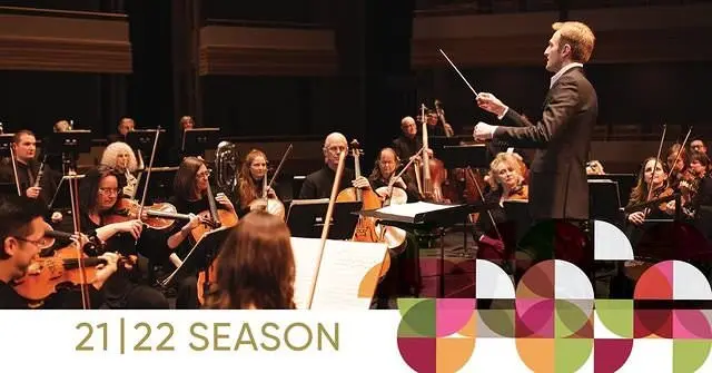 Ein männlicher Dirigent, der seine Symphonie dirigiert