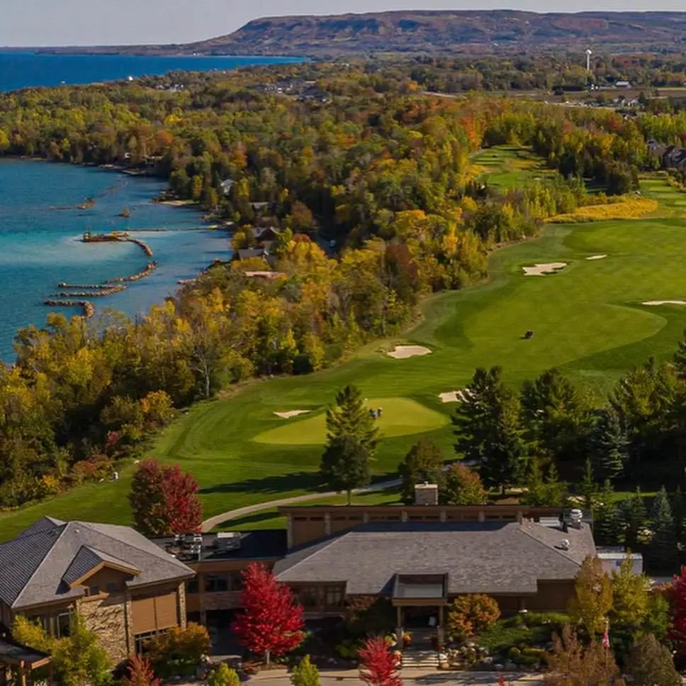 Vue aérienne d'un Clubhouse, d'un fairway et d'un lac