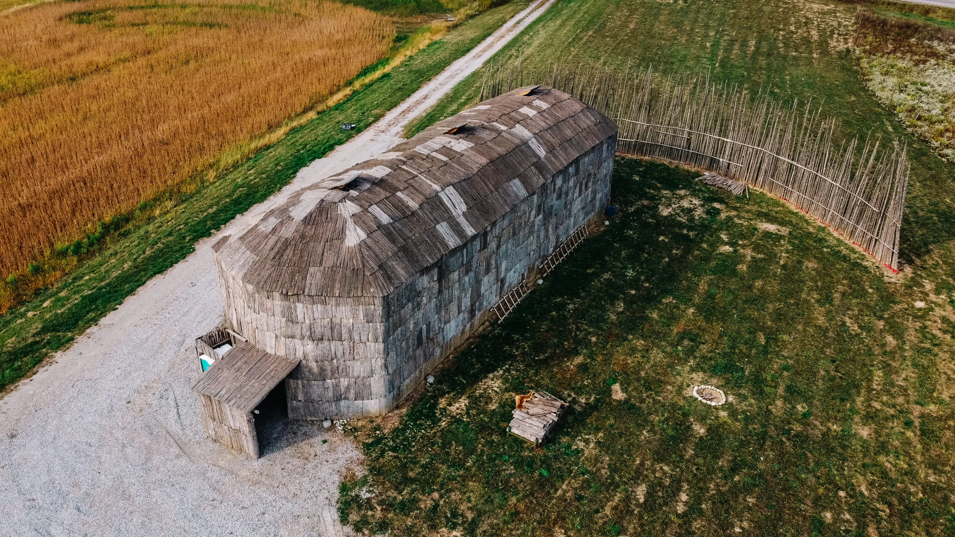 Luftaufnahme eines traditionellen Langhauses