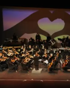 Luftaufnahme eines Dirigenten und einer Symphonie auf der Bühne