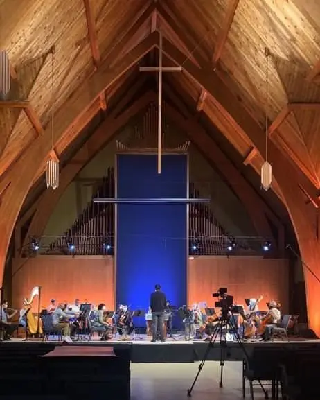 Eine wunderschöne Holzgewölbedecke befindet sich über einer Symphonie, die auf der Bühne spielt