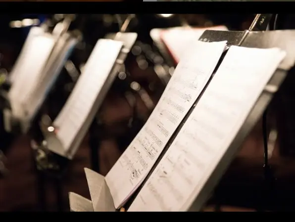 Eine Nahaufnahme von drei Notenständern mit Notenpapier