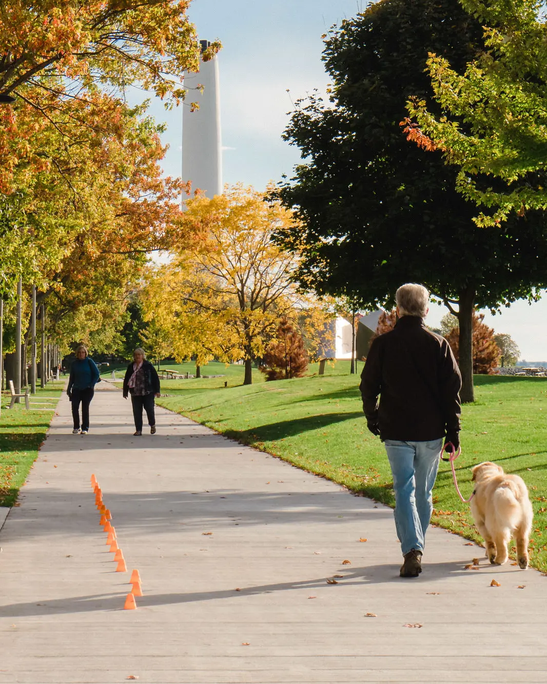 Menschen, die einen Weg hinunterschlendern