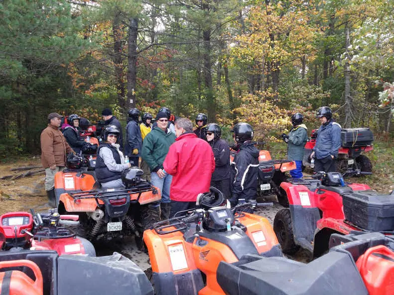 ATVライダーのグループが森に乗る準備をします