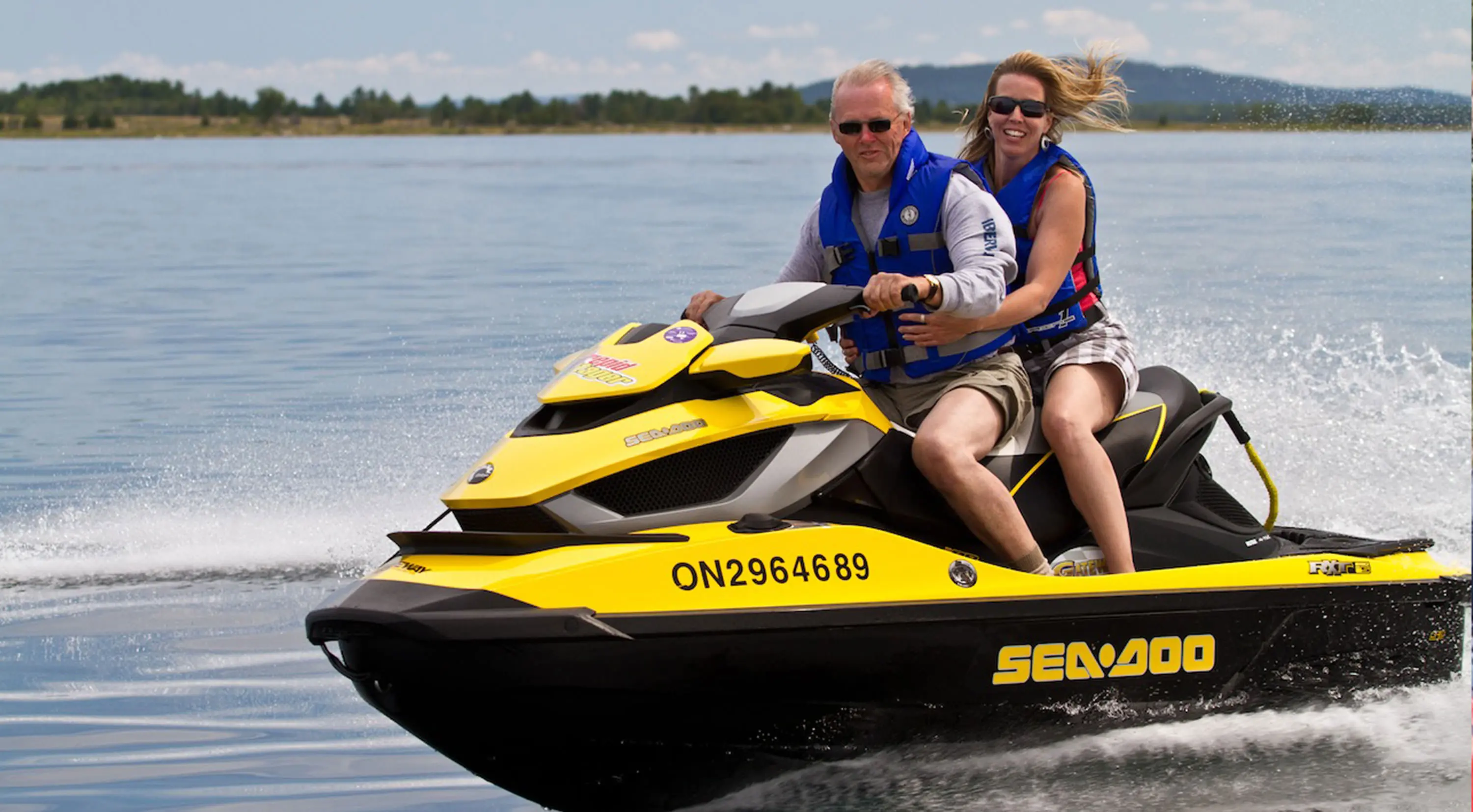 Un homme et une femme conduisent un Sea-Doo