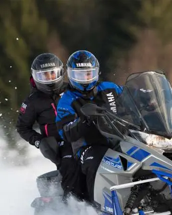 2 personnes en motoneige