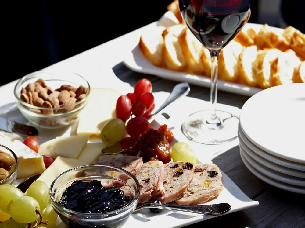 Une charcuterie, un verre à vin et des assiettes
