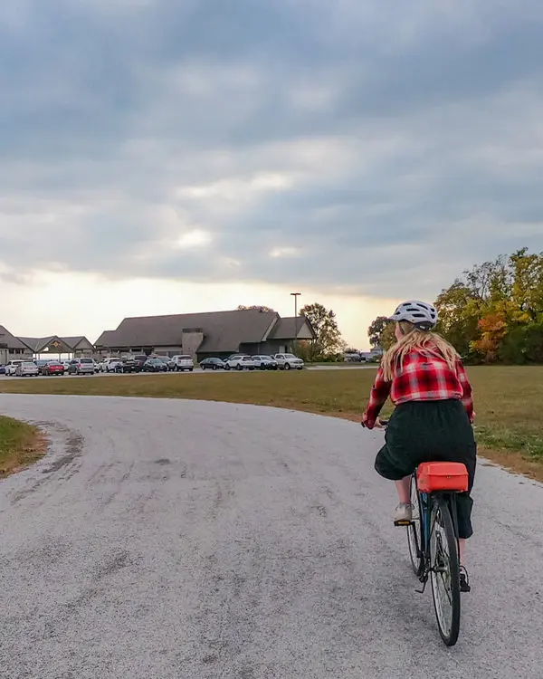 Une femme se dirige vers un domaine viticole surplombant le lac