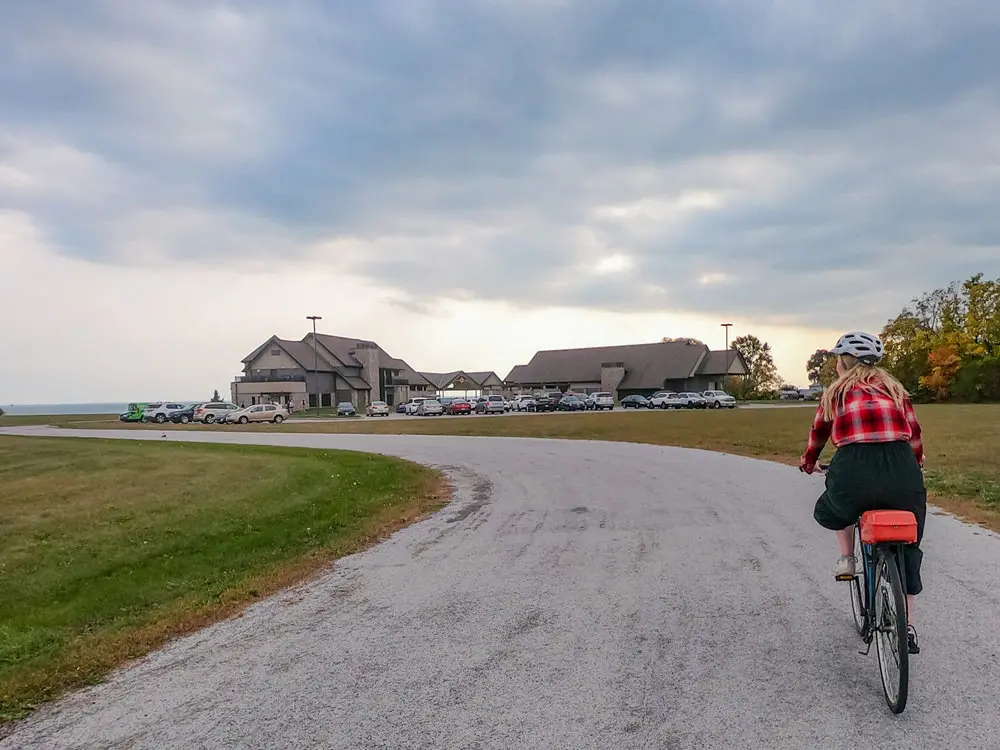 Une femme se dirige vers un domaine viticole surplombant le lac